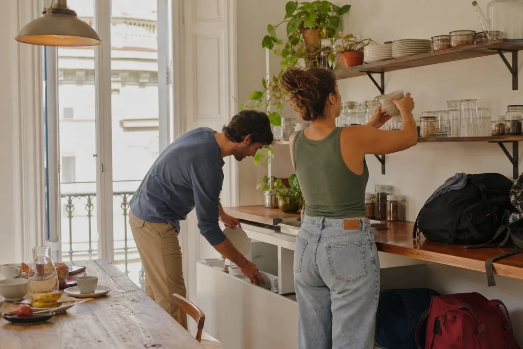 Travelers reorder together the kitchen of a shared apartment